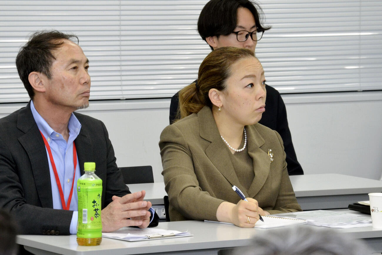 インクルーシブデザインネットワークの総会で参加者の発表を聴講される三笠宮家の瑶子さま（共同）