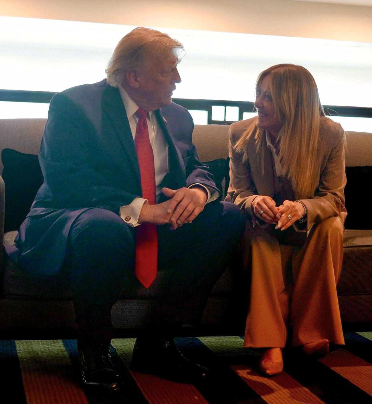 G7サミットの際に面会するトランプ米大統領（左）とイタリアのメローニ首相＝17日、フランス東部エビアン（イタリア首相府提供・共同）