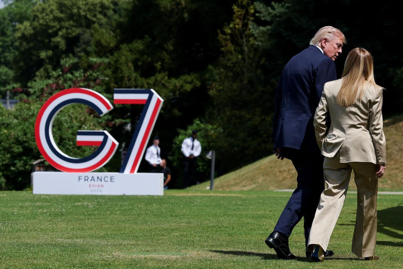 G7サミットで一緒に歩くトランプ米大統領（左）とイタリアのメローニ首相＝16日、フランス・エビアン（ロイター＝共同）