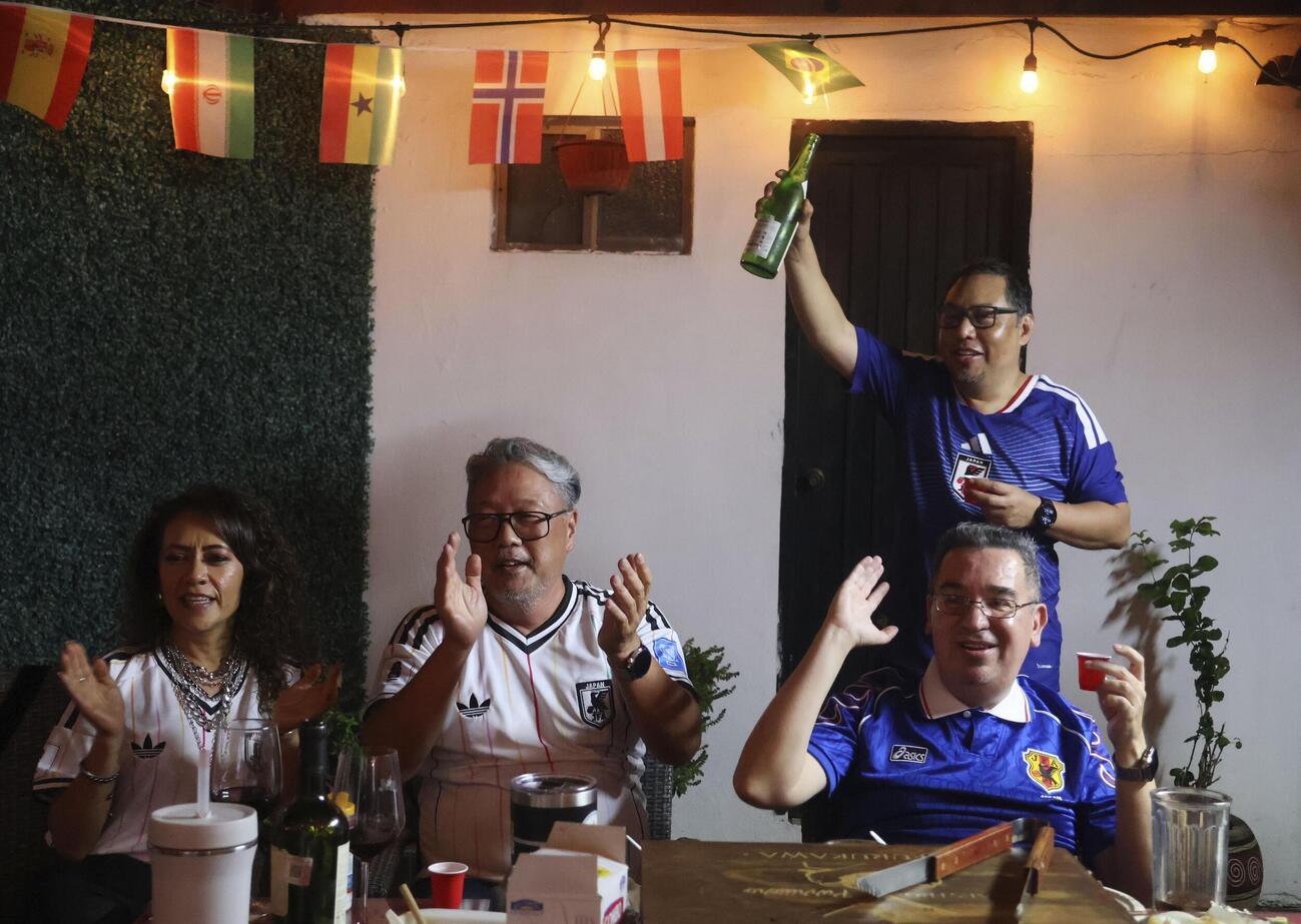 サッカー日本代表の勝利を喜ぶ日系人フアンカルロス・イトウさん（左から二人目）ら（共同）