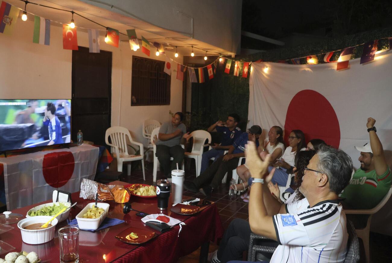 サッカー日本代表のゴールを喜ぶ日系人のフアンカルロス・イトウさん（右手前）ら（共同）