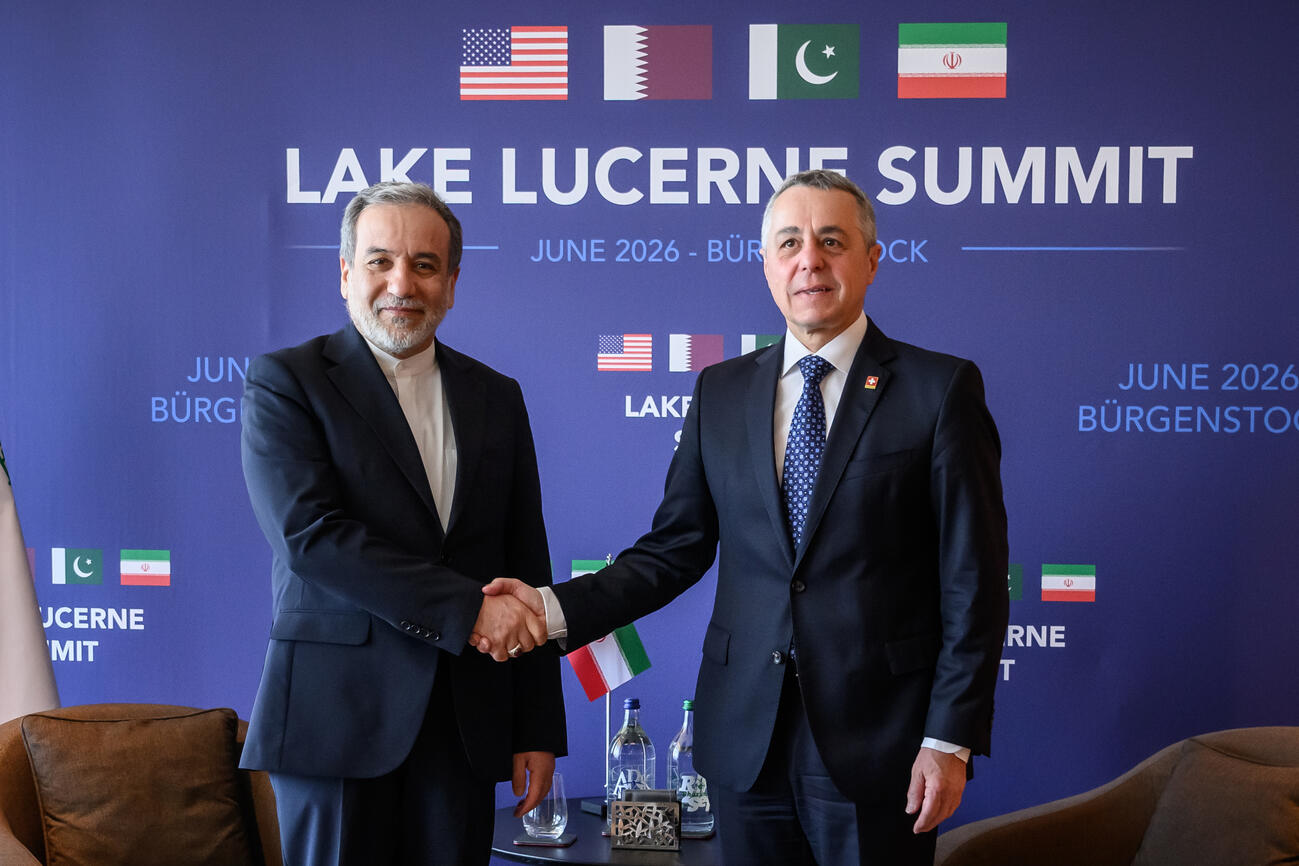 スイスでイラン情勢を巡る協議を前に、スイス外相と握手するイランのアラグチ外相（左）＝21日（Fabrice Coffrini／Keystone提供、AP＝共同）