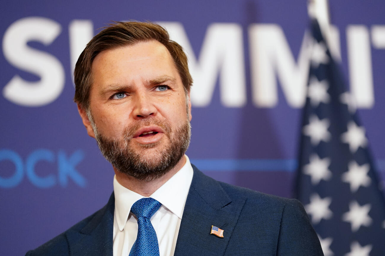 21日、スイスでパキスタン首相と会談するバンス米副大統領（AP＝共同）