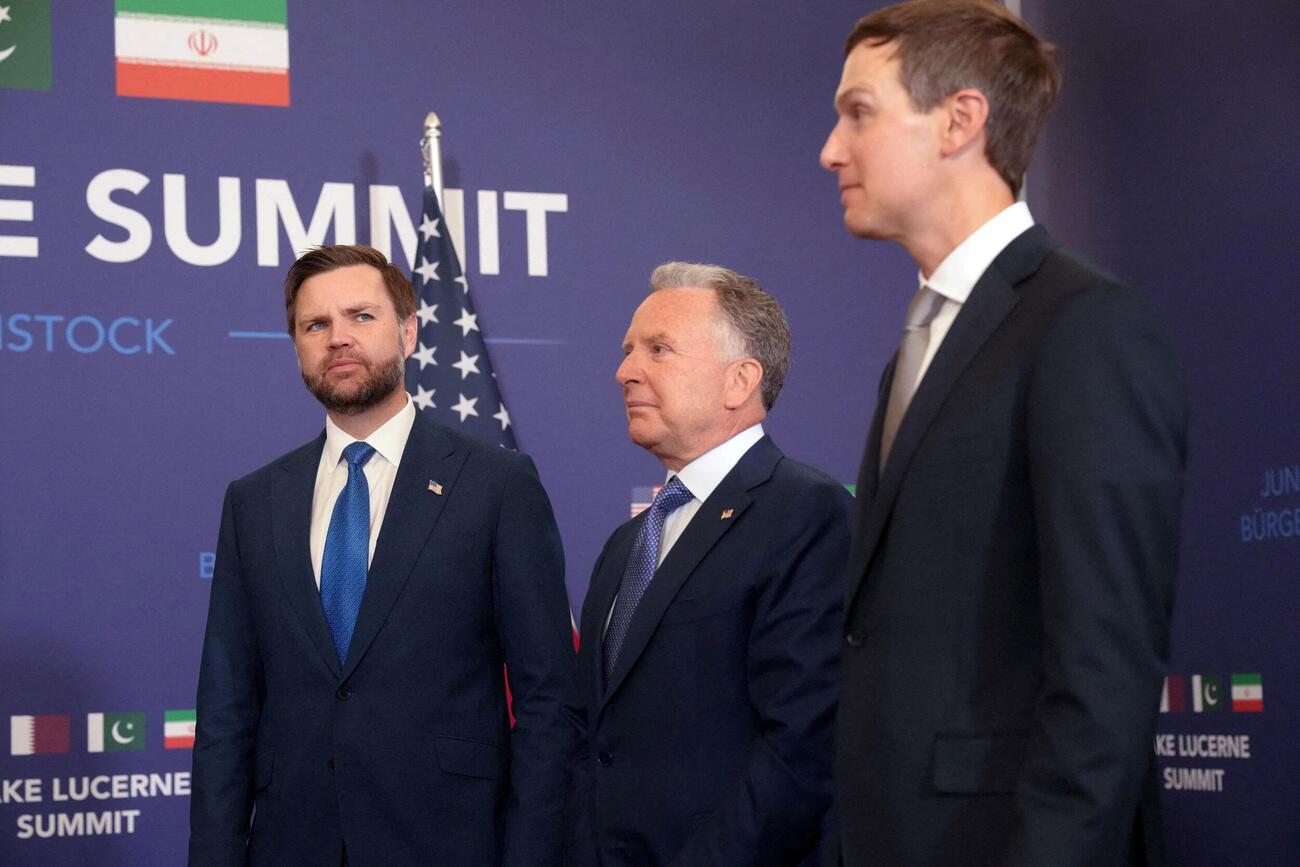 21日、スイスでパキスタン首相との会談を待つ米国のバンス副大統領（左）、ウィットコフ和平交渉担当特使（中央）、トランプ大統領の娘婿クシュナー氏（ロイター＝共同）