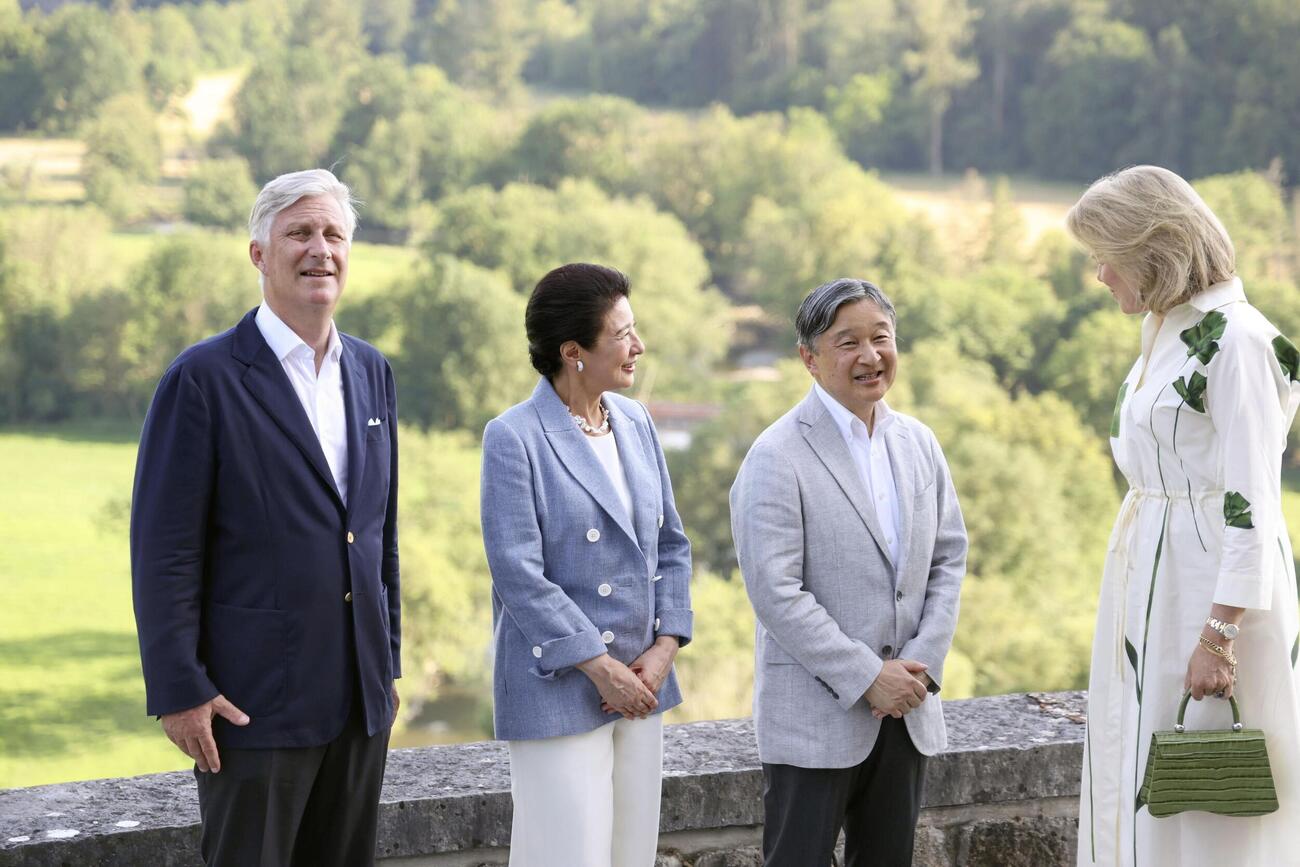 滞在しているシエルニョン城でフィリップ国王夫妻と懇談される天皇、皇后両陛下（代表撮影・共同）　