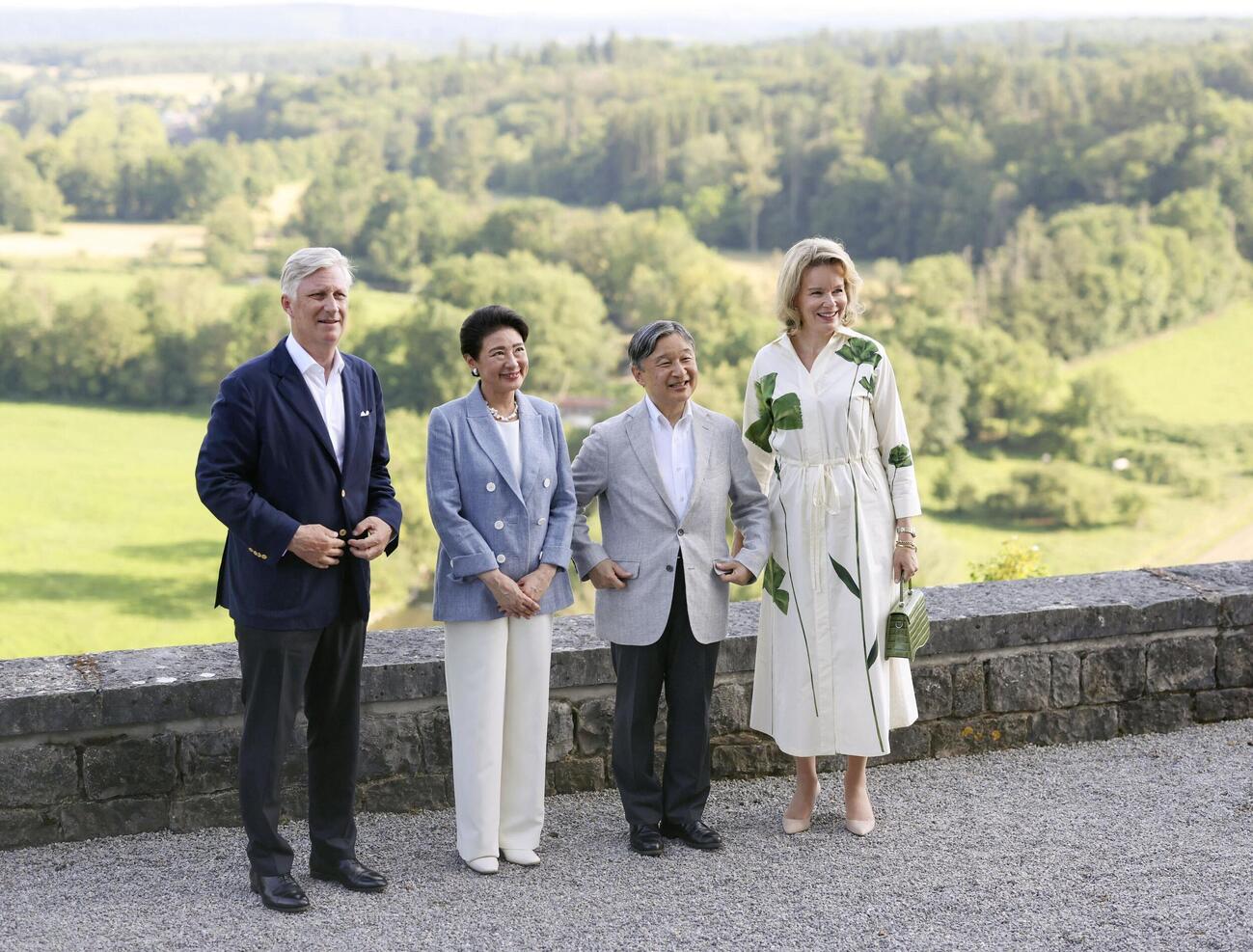 滞在先のシエルニョン城でフィリップ国王夫妻と記念写真に納まる天皇、皇后両陛下（代表撮影・共同）