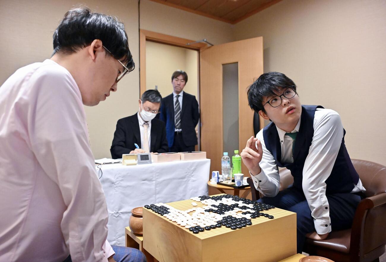 囲碁の第51期碁聖戦第1局で井山裕太碁聖（左）に勝利し、対局を振り返る佐田篤史七段（共同）