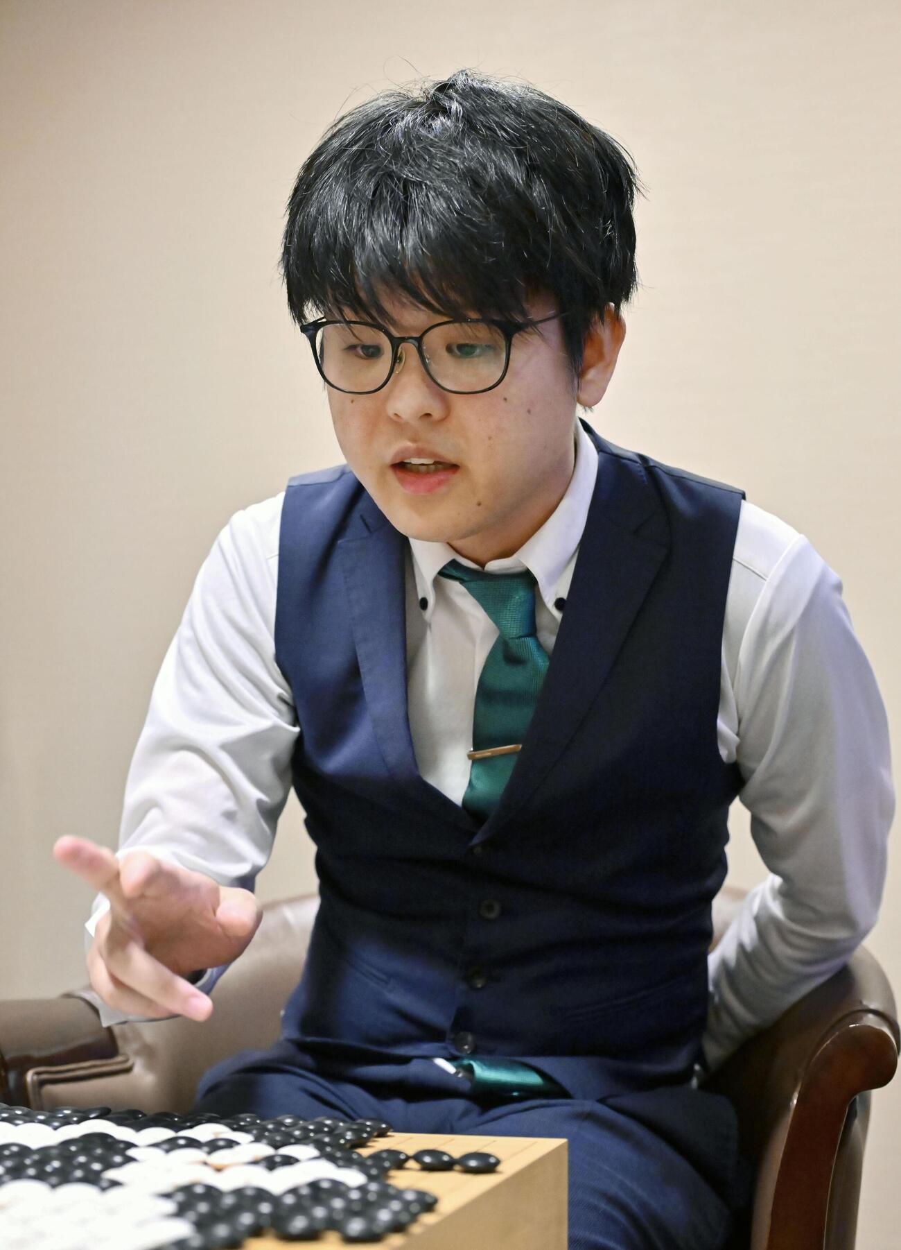 囲碁の第51期碁聖戦第1局で先勝した挑戦者の佐田篤史七段（共同）