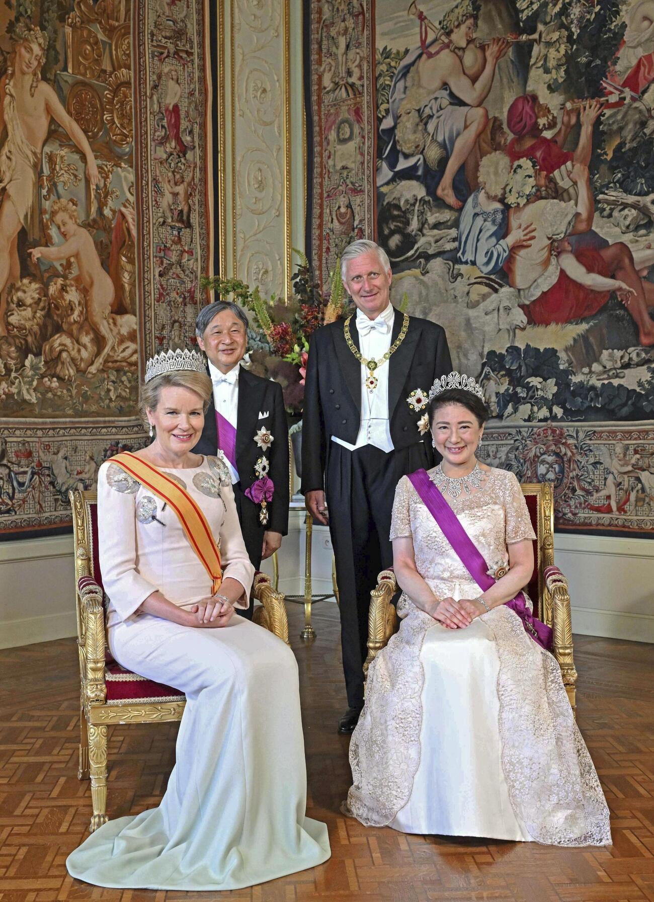 晩さん会を前に記念撮影に臨まれる天皇、皇后両陛下とベルギーのフィリップ国王夫妻＝23日、ブリュッセル（代表撮影・共同）
