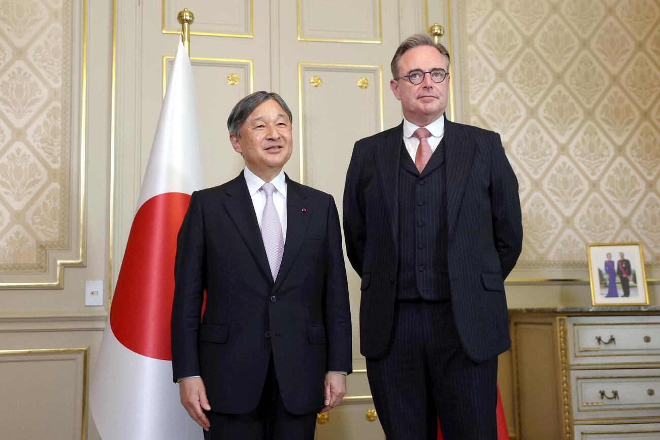 首相公邸でベルギーのデウェーフェル首相と記念撮影に臨まれる天皇陛下＝23日、ブリュッセル（代表撮影・共同）