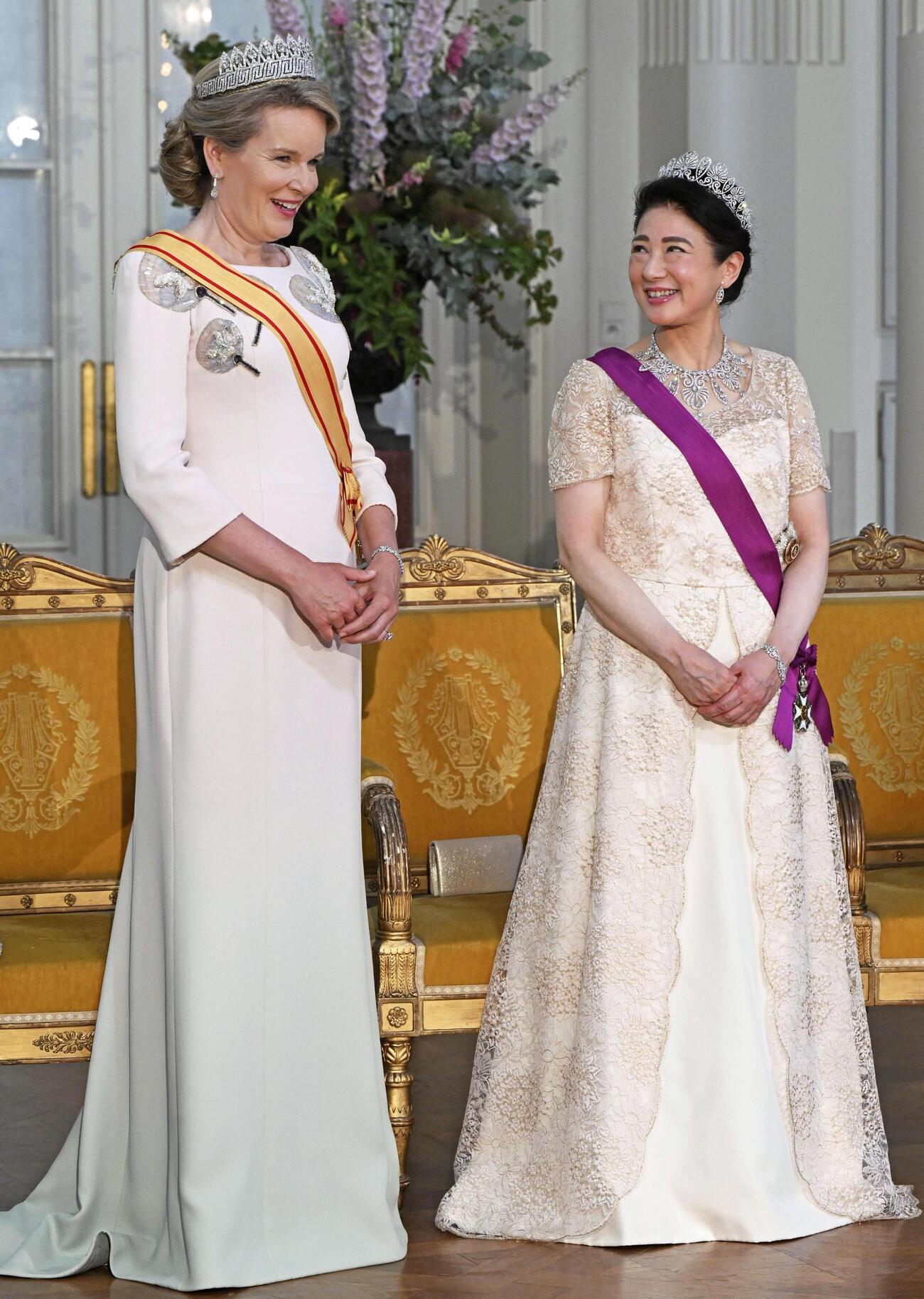 晩さん会を前にベルギーのマチルド王妃と言葉を交わされる皇后さま＝23日、ブリュッセル（代表撮影・共同）