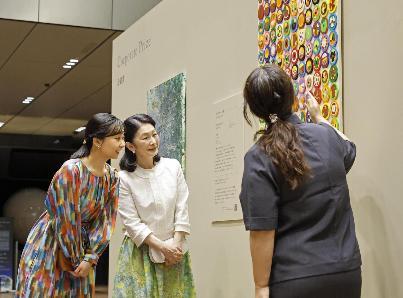 障害のある作家の作品を集めた展覧会で作品を鑑賞される紀子さまと佳子さま（共同）