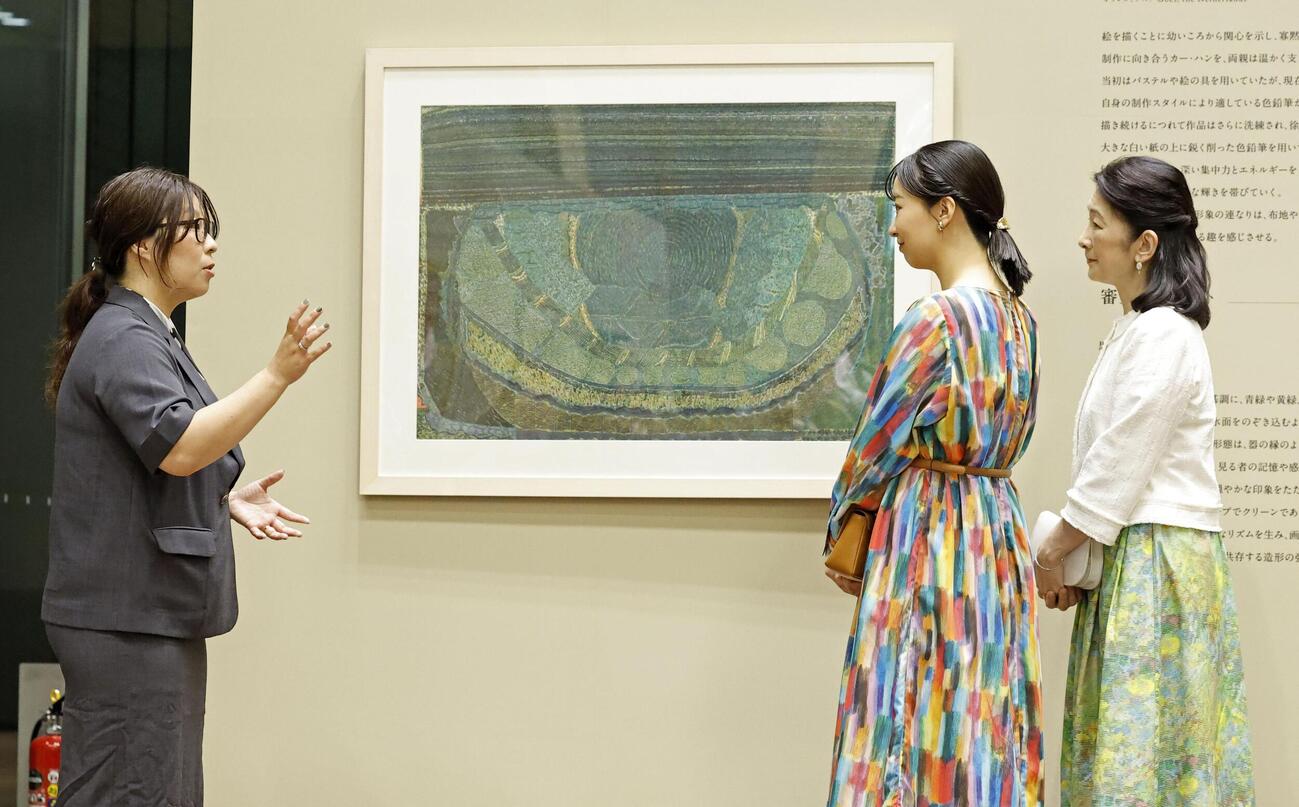 障害のある作家の作品を集めた展覧会で作品を鑑賞される紀子さまと佳子さま（共同）