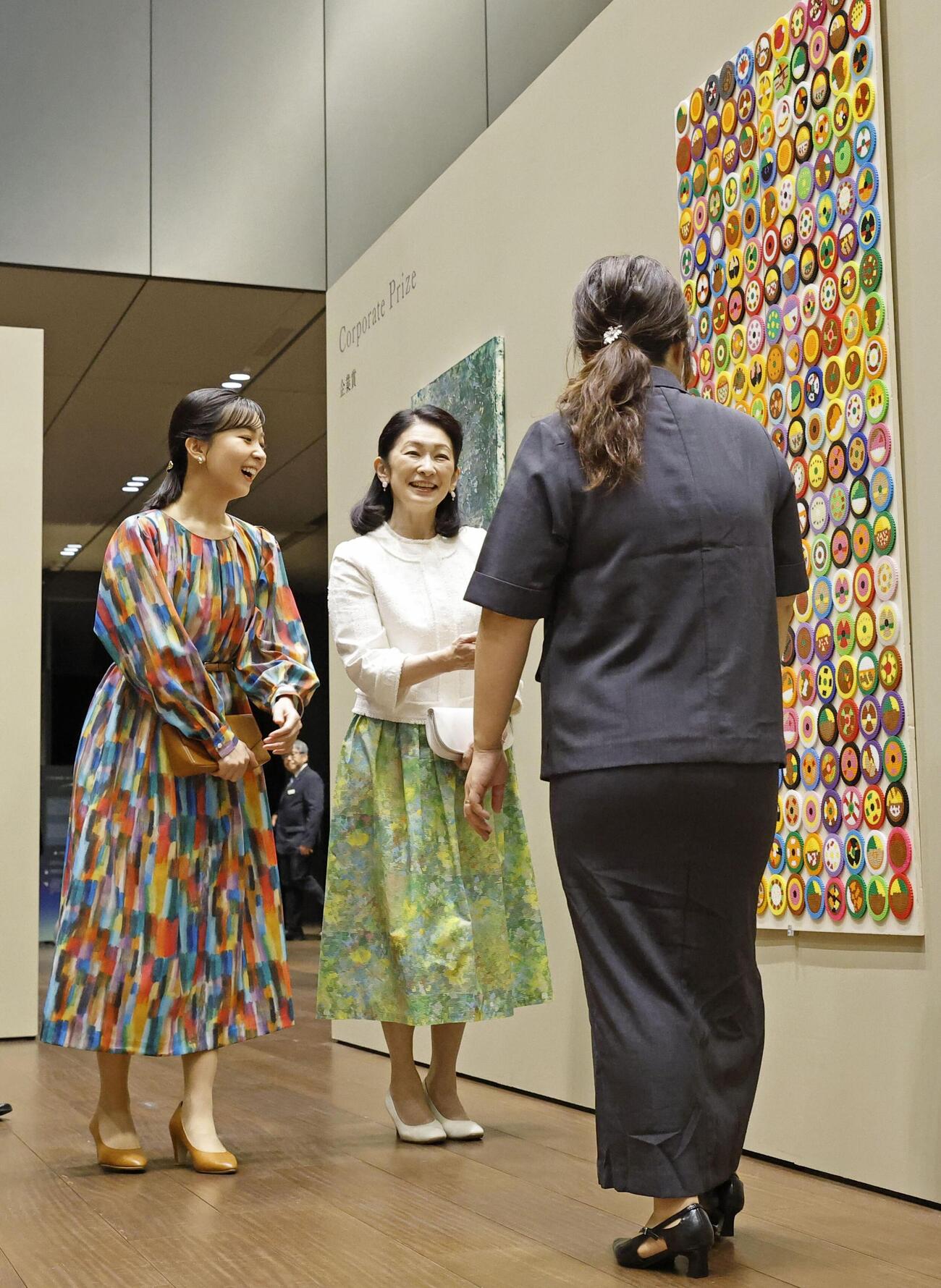 障害のある作家の作品を集めた展覧会で作品を鑑賞される紀子さまと佳子さま（共同）