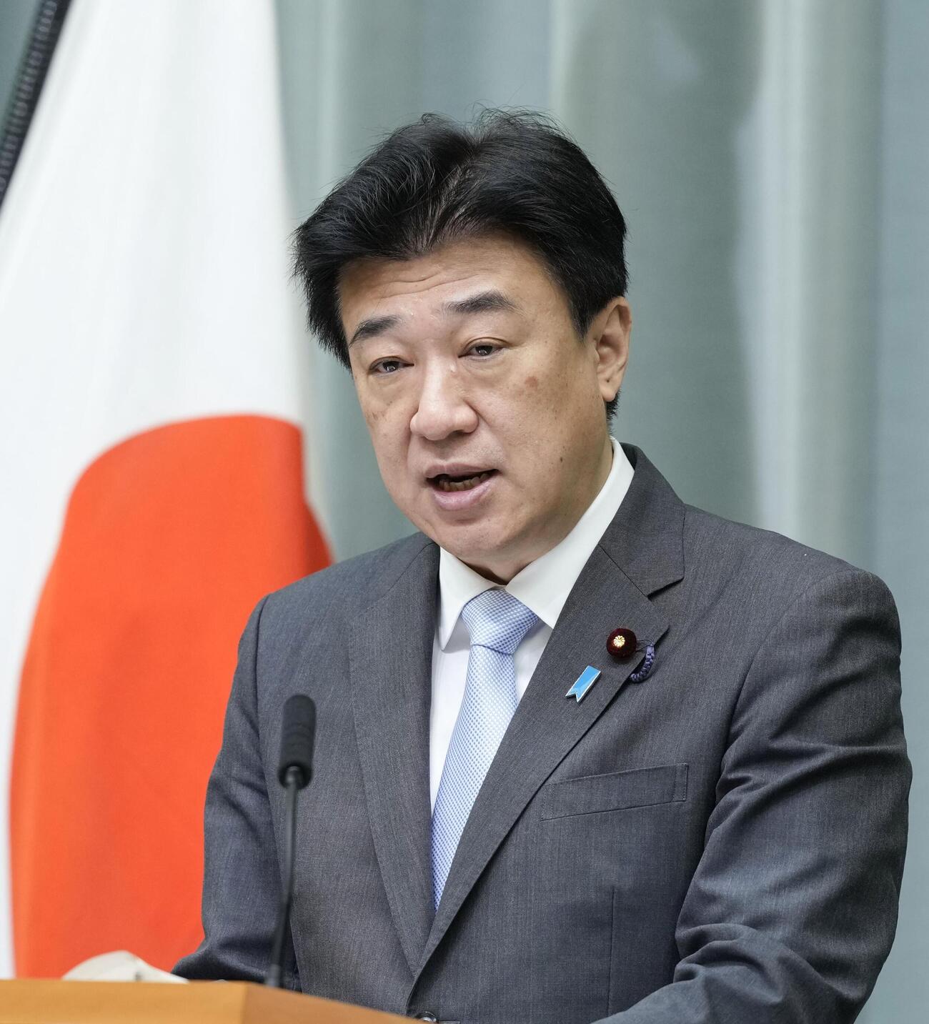 記者会見する木原官房長官（共同）