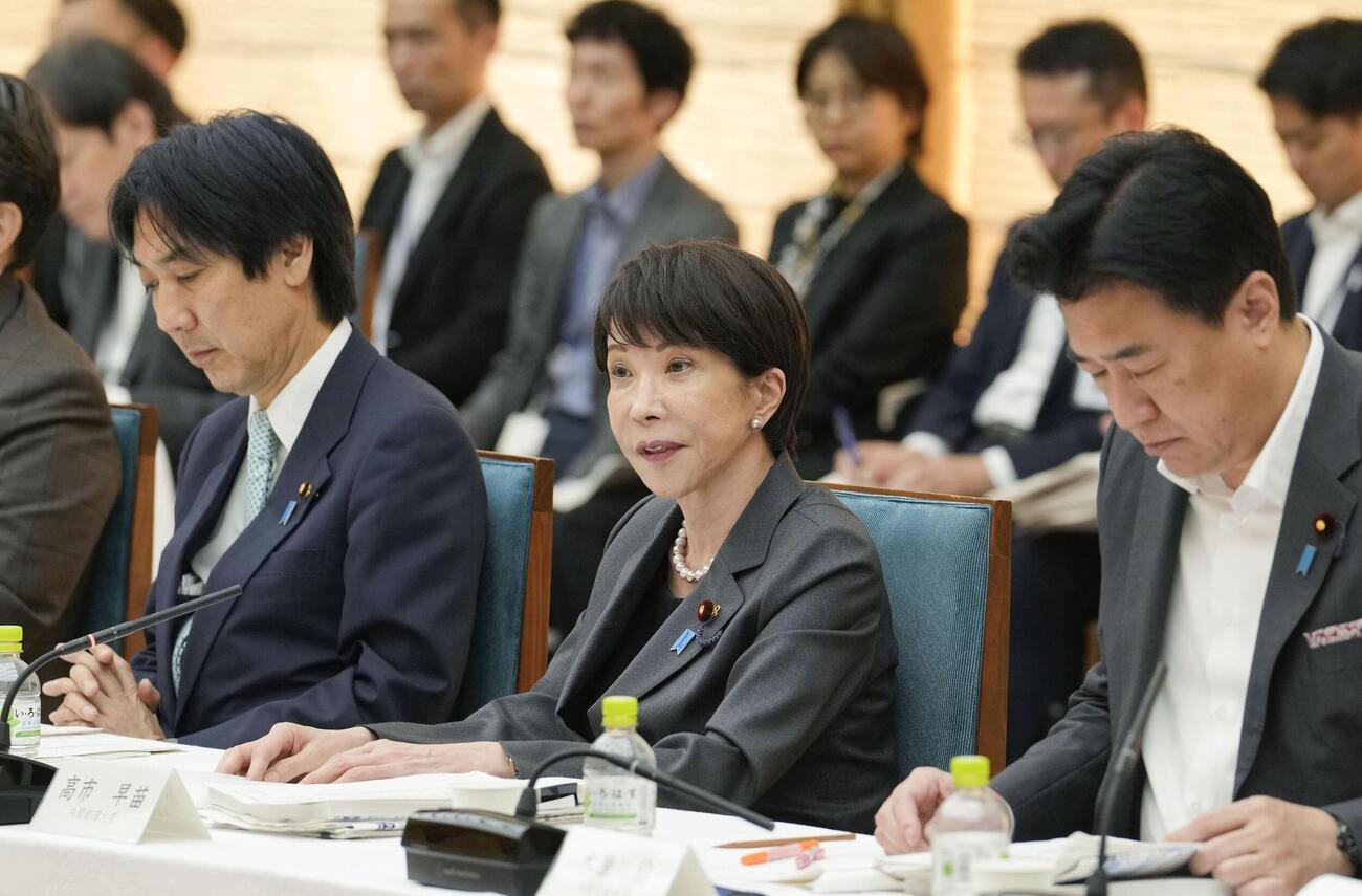 日本成長戦略会議と経済財政諮問会議の合同会議であいさつする高市首相（共同）