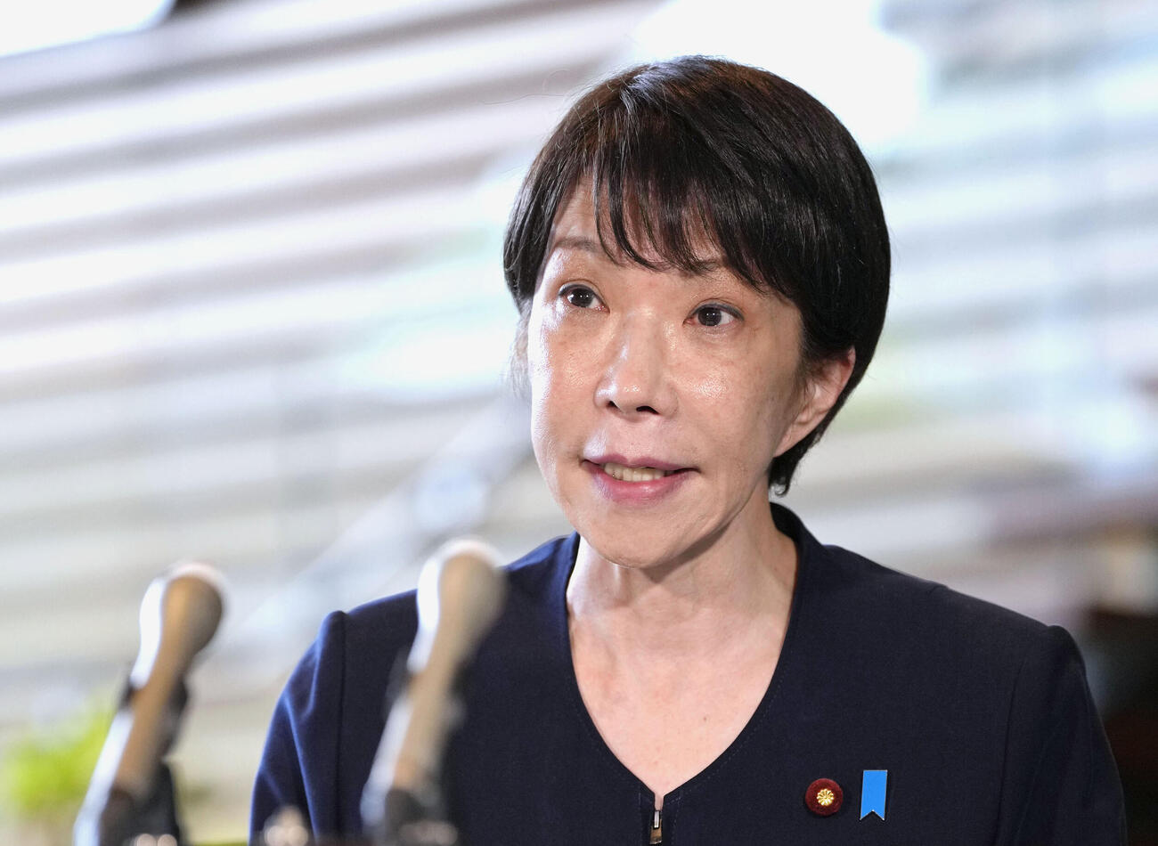 記者団の取材に応じる高市首相＝25日午前、首相官邸（共同）
