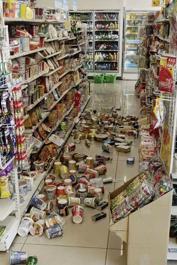 地震で商品が散乱した青森県八戸市のコンビニ（共同）