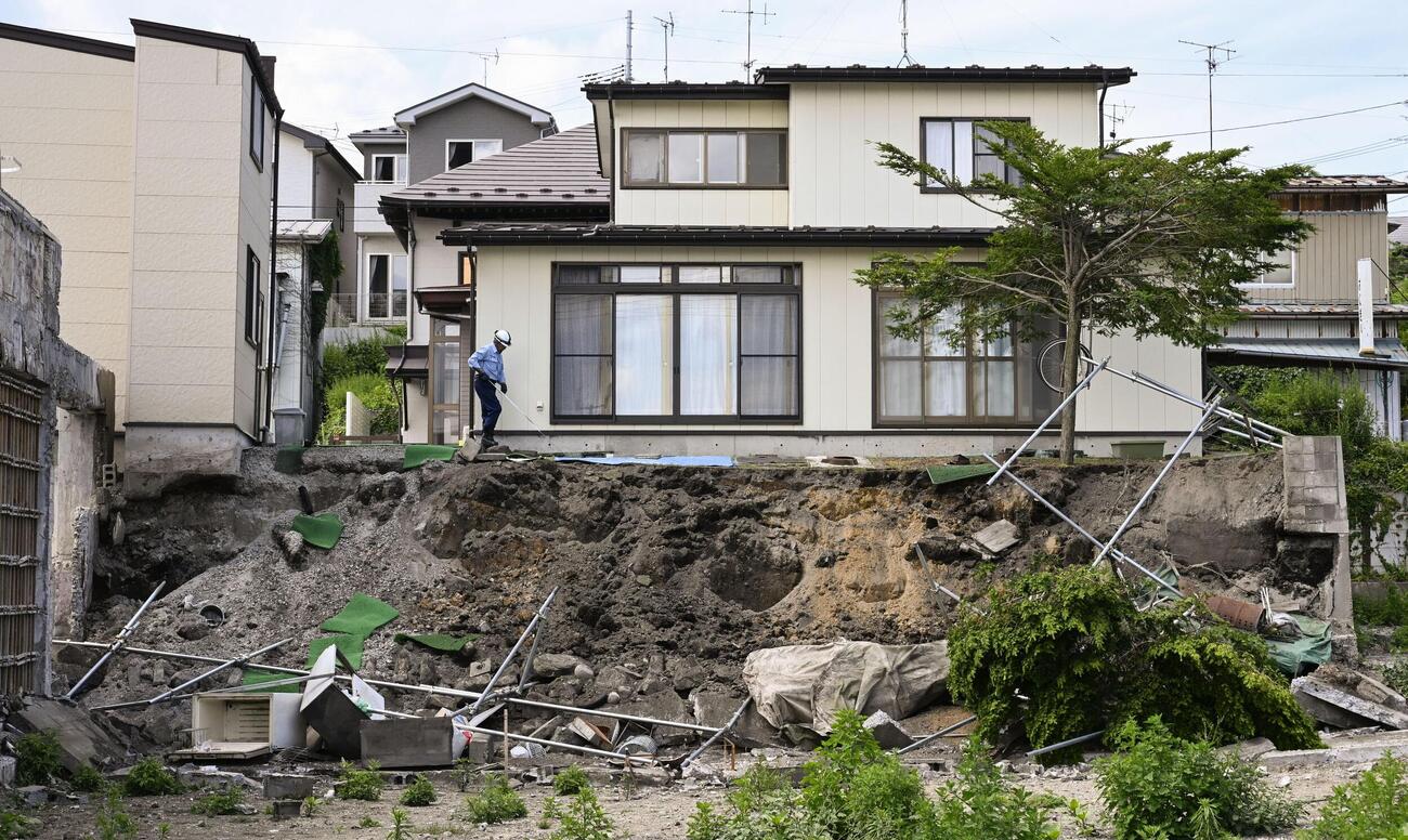 地震で崩れた青森県八戸市の擁壁（共同）
