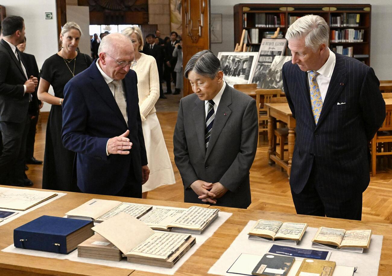 ルーベン大を訪問し、日本が寄贈した本などを鑑賞される天皇陛下（共同）