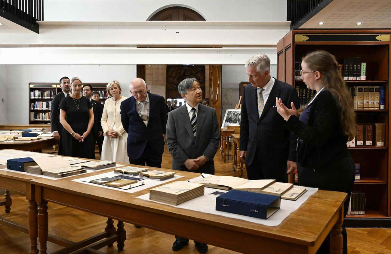 ルーベン大を訪問し、日本が寄贈した本などを鑑賞される天皇陛下。右から2人目はベルギーのフィリップ国王（共同）