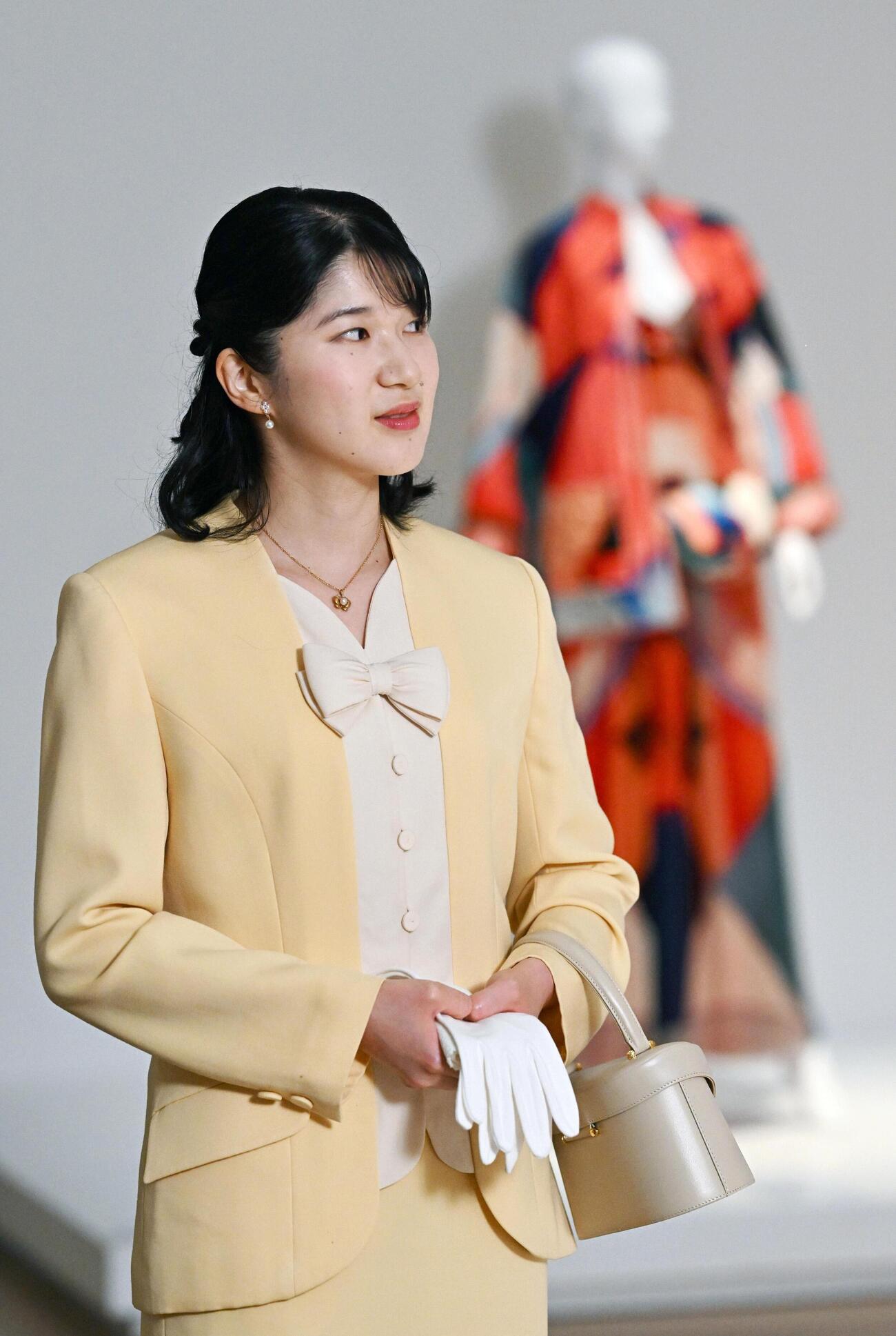 企画展「生誕100年森英恵ヴァイタル・タイプ」を鑑賞される愛子さま（代表撮影＝共同）