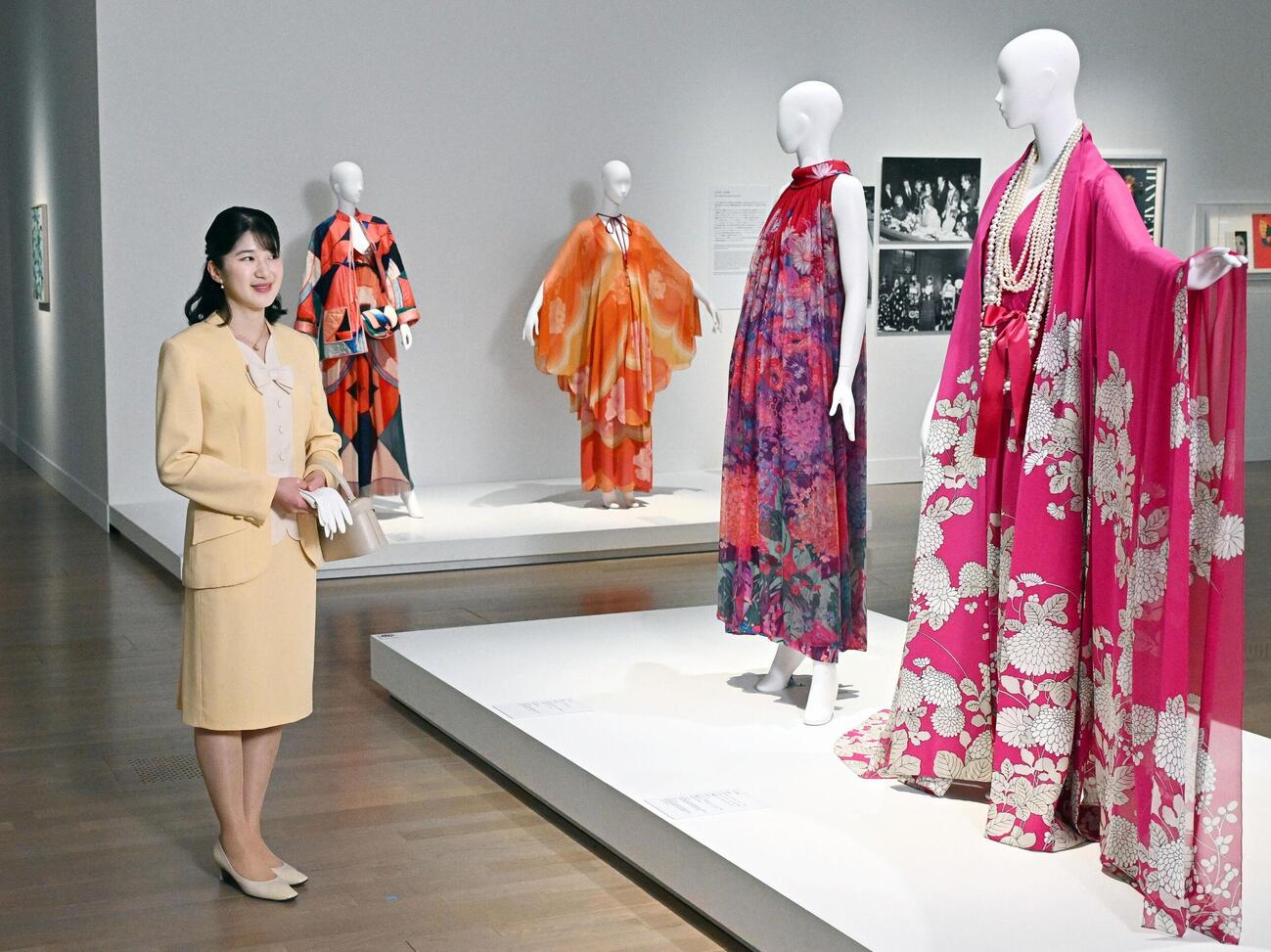 企画展「生誕100年森英恵ヴァイタル・タイプ」を鑑賞される愛子さま（代表撮影＝共同）