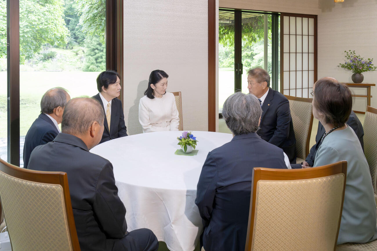 石川県の行政相談委員と懇談される秋篠宮ご夫妻（宮内庁提供）