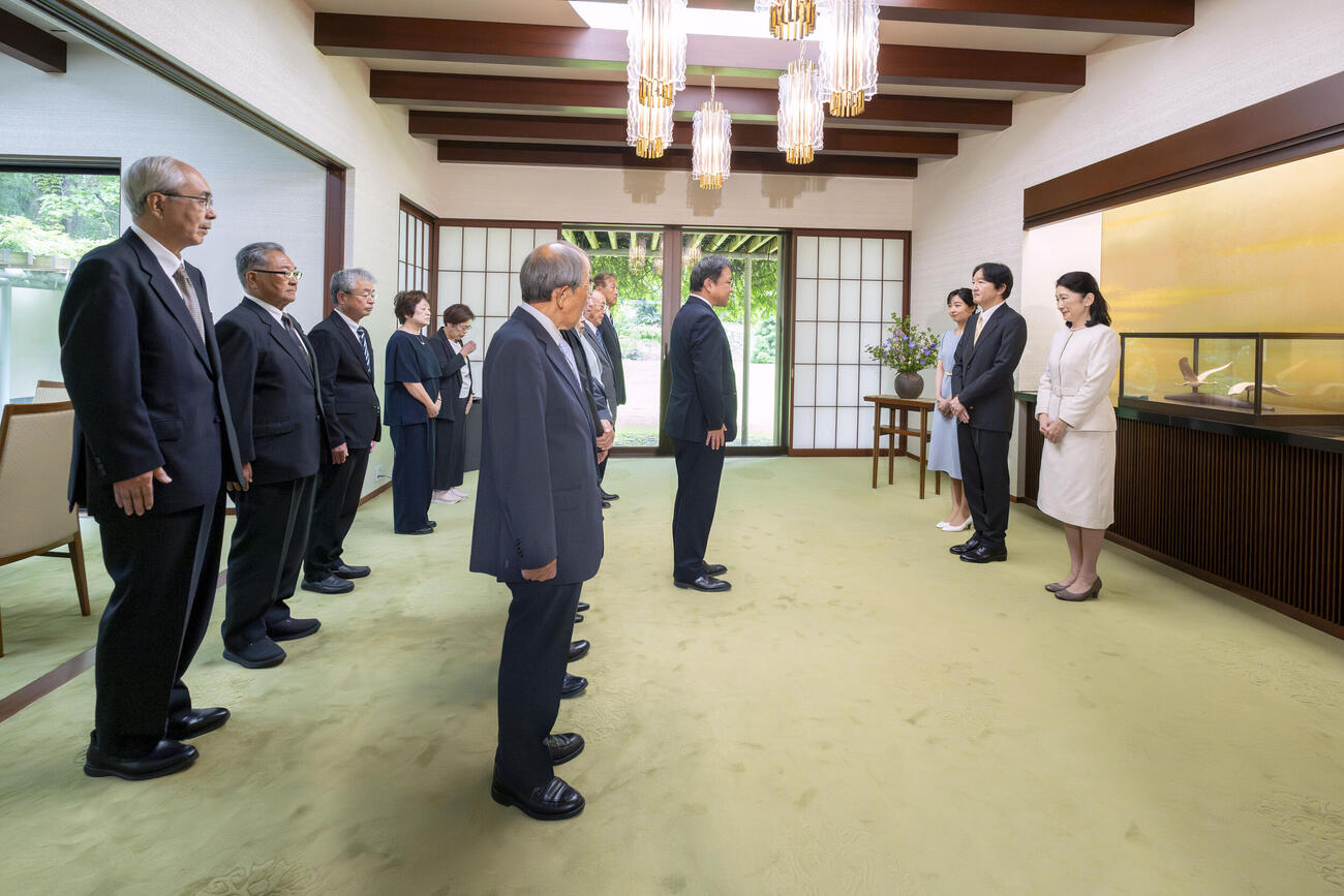 石川県の行政相談委員と面会される秋篠宮ご夫妻と佳子さま（宮内庁提供）