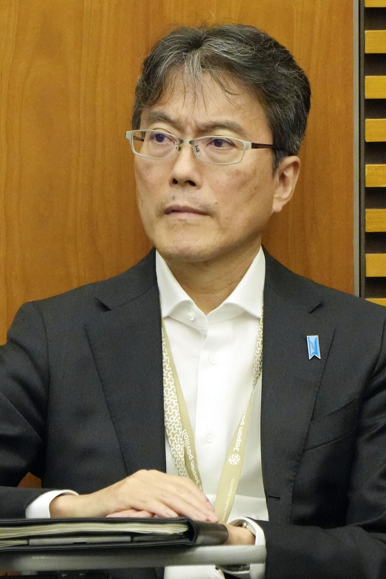 木原官房長官の記者会見に同席した茂木正首席秘書官＝9日、首相官邸(共同)