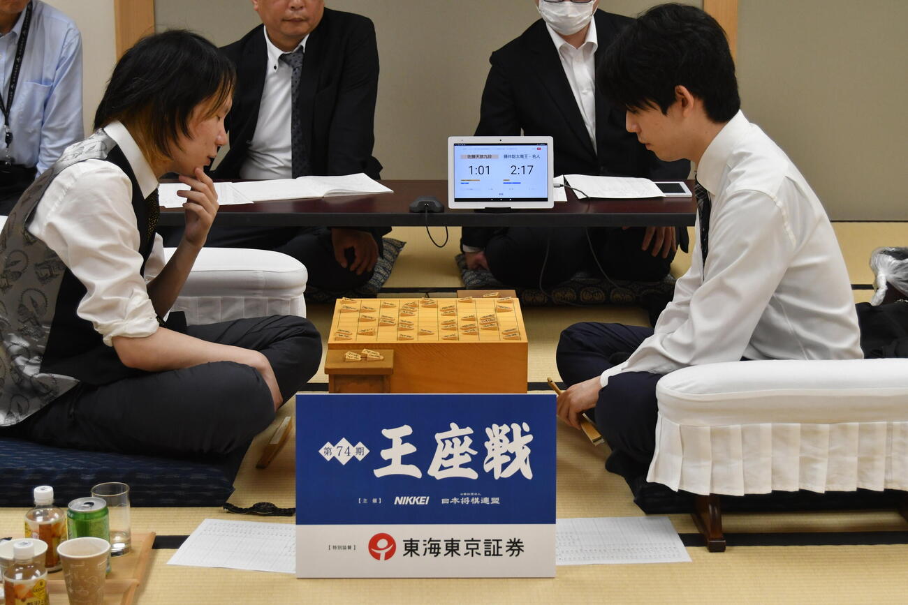 佐藤天彦九段（左）を夕食休憩前に下した藤井聡太6冠（右）