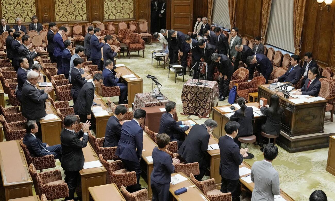 日本国旗損壊罪法案が可決した衆院内閣委（共同）