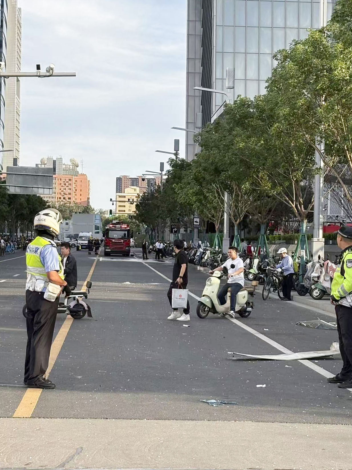 警察官が警戒に当たる、飛行体が衝突したとする動画や画像が出回った北京の高層ビルの周辺（共同）