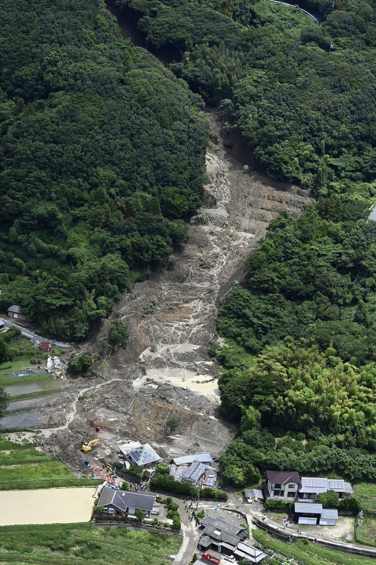 山口県平生町で発生した土砂崩れの現場＝27日午前11時34分（共同通信社ヘリから）
