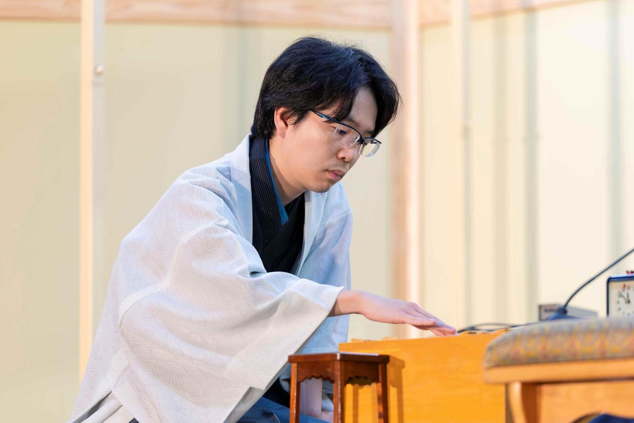 初戦で姿を消した豊島将之九段（将棋日本シリーズ総合事務局提供）