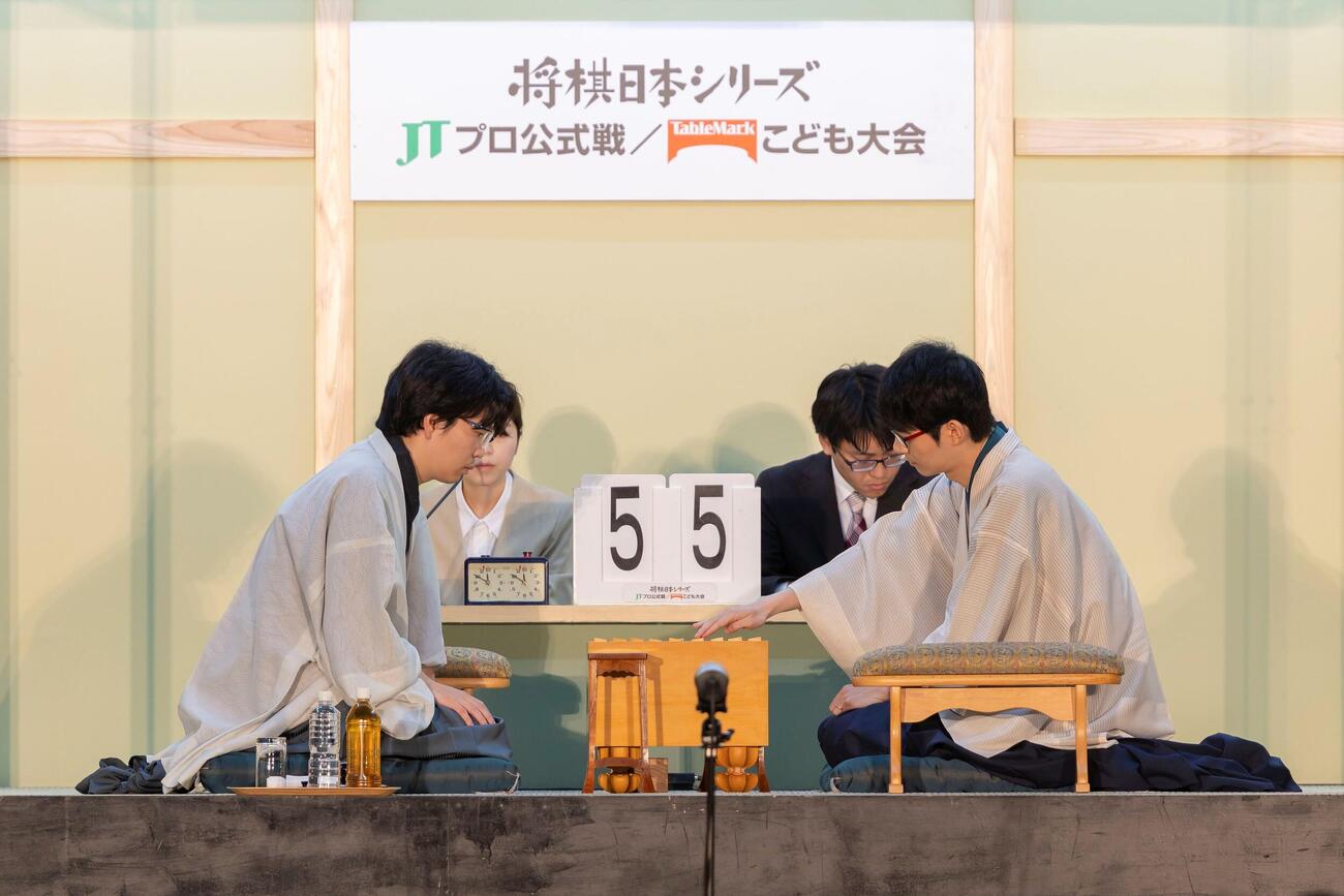 仙台市で行われた開幕局は豊島将之九段（左）を斎藤慎太郎八段（右）が下して初戦を突破（将棋日本シリーズ総合事務局提供）