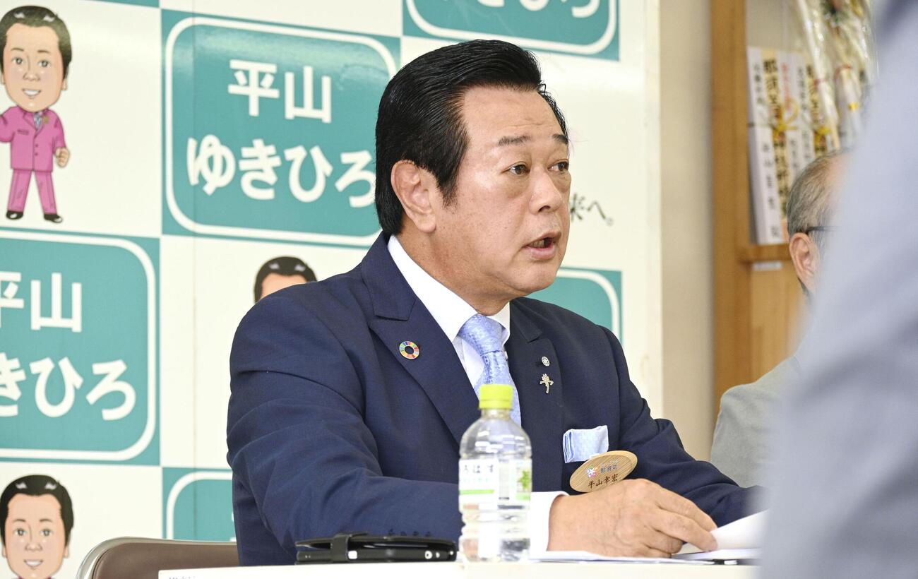 記者会見する栃木県那須町の平山幸宏町長（共同）