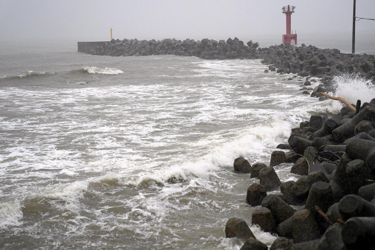 台風の影響で強い波が打ち寄せる千葉県富津市の海岸＝27日午後1時42分（共同）