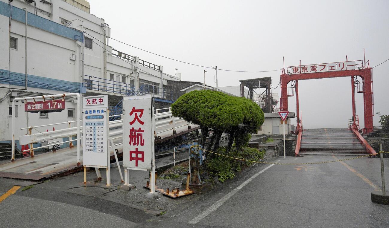 台風の影響で東京湾フェリーが欠航となった千葉県富津市の金谷港＝27日午後1時37分（共同）