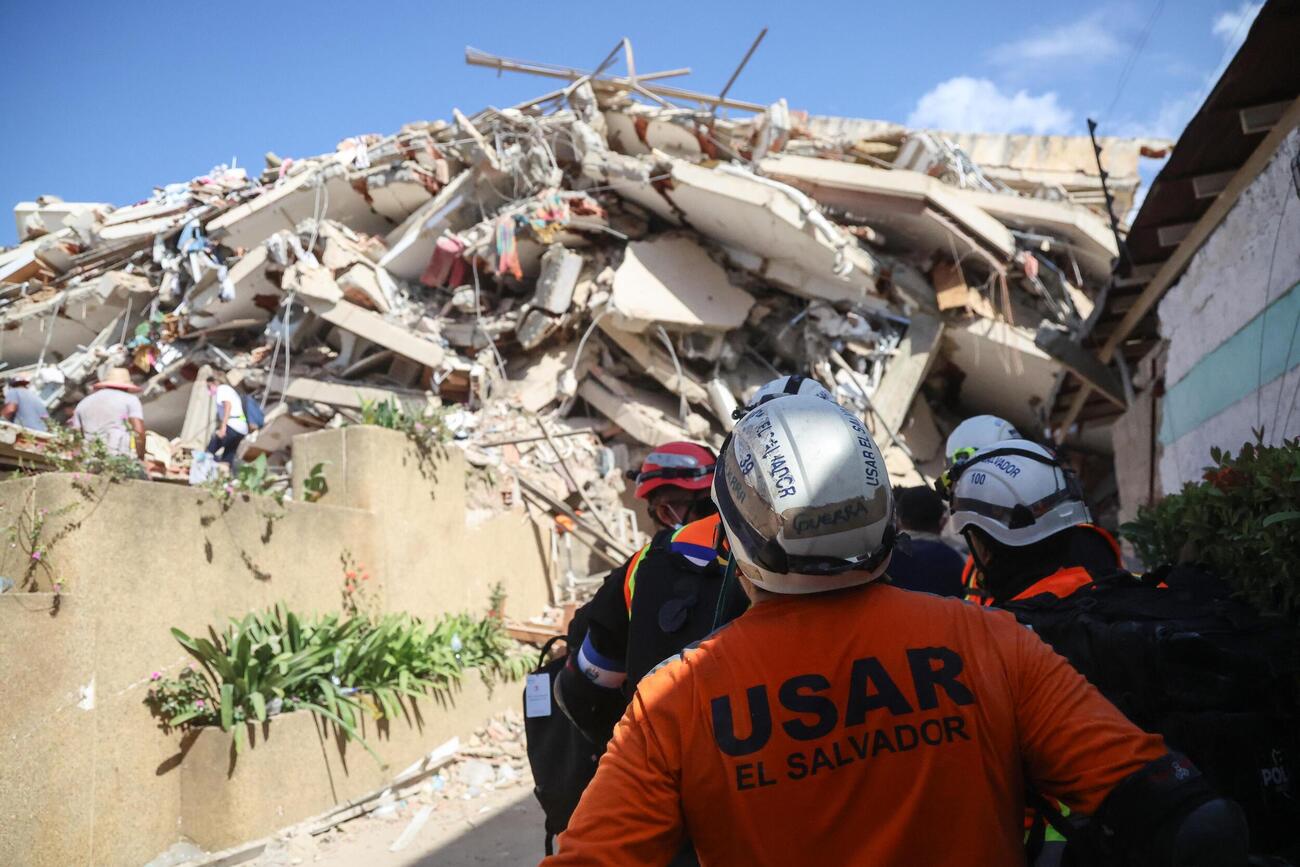 27日、ベネズエラ・ラグアイラの被災地で活動する救急隊（ゲッティ＝共同）