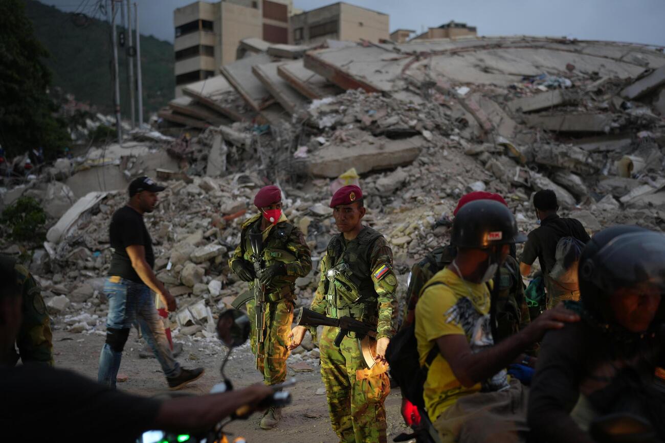 ベネズエラ・ラグアイラの被災地で警備する兵士たち＝27日（AP＝共同）