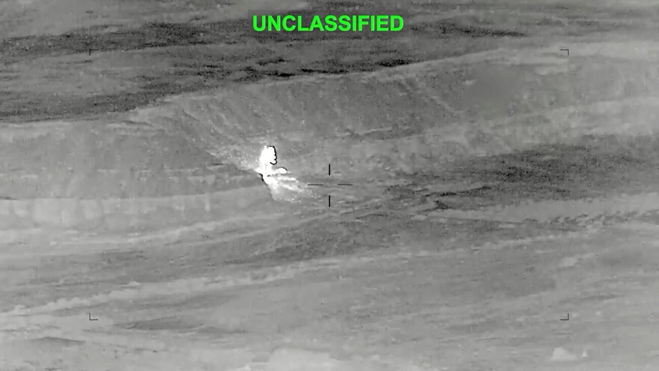 米中央軍が27日に公開した、イランの施設とする地点への攻撃で上がる炎と煙の画像（米中央軍提供・ロイター＝共同）