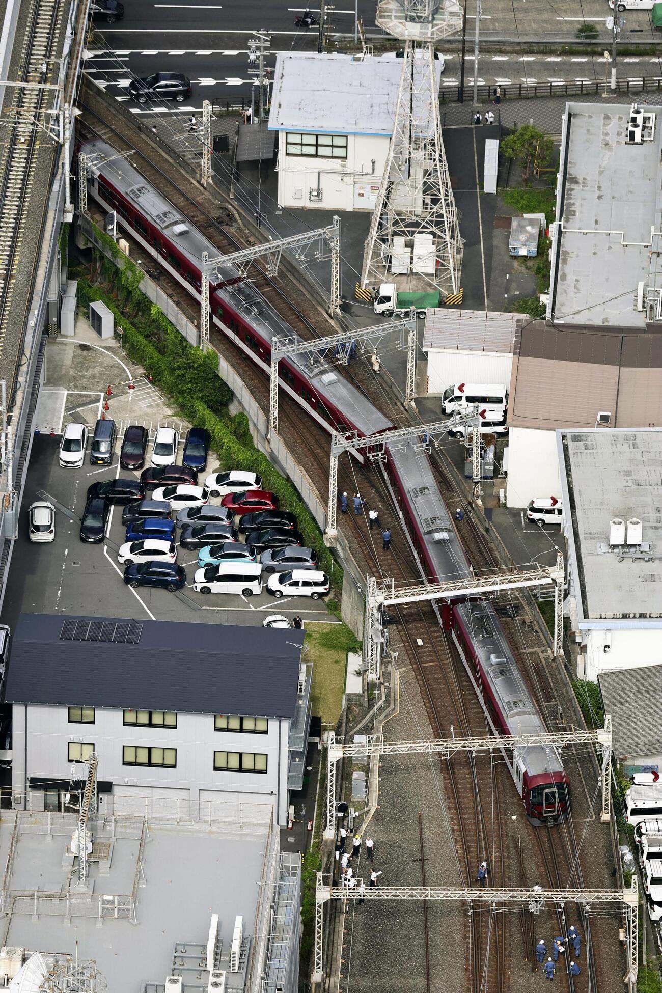 脱線した近鉄京都線の列車＝29日午前8時38分、京都市下京区（共同）