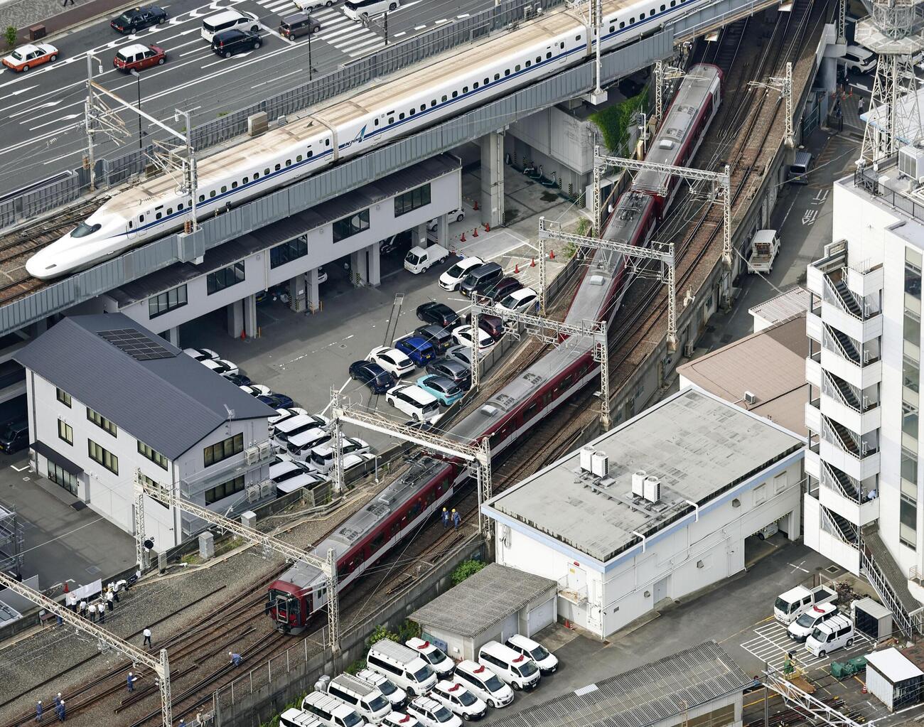 脱線した近鉄京都線の列車＝29日午前8時42分、京都市（共同）