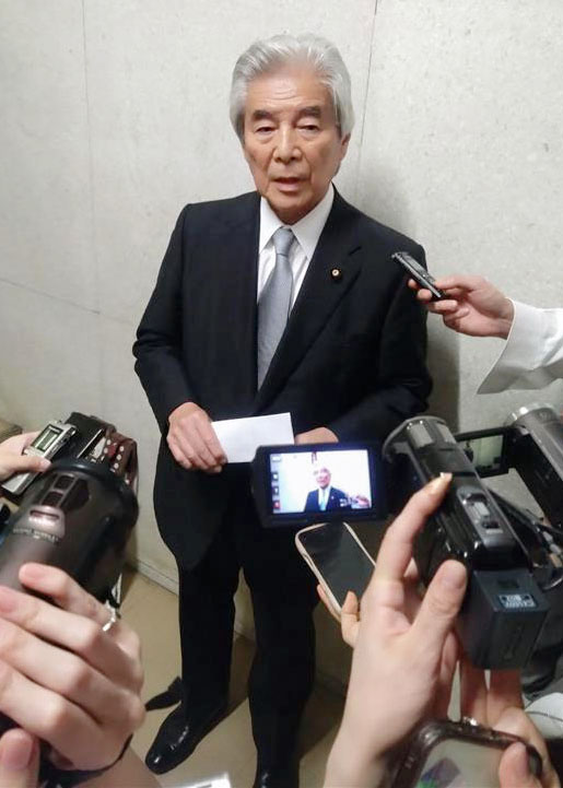 自民党本部で記者団の取材に応じる中曽根弘文憲法改正実現本部長（共同）