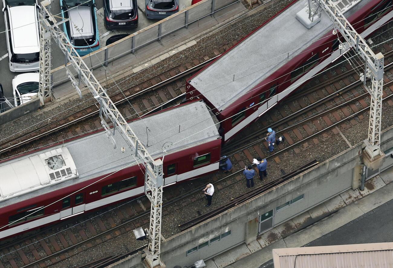 脱線した近鉄京都線の電車＝29日午前8時59分、京都市（共同通信社ヘリから）