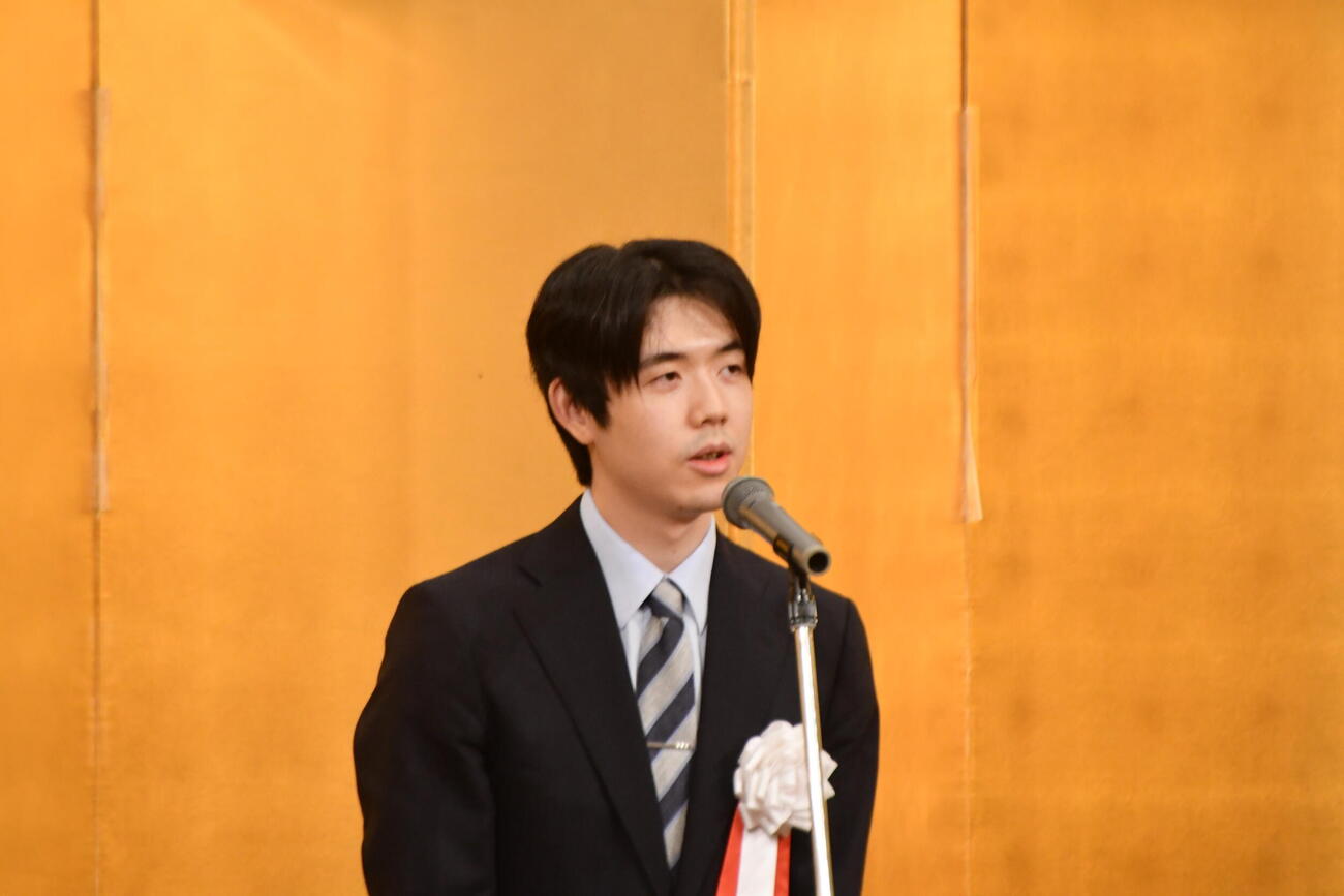 棋聖戦第3局の前夜祭で決意を表明する藤井聡太棋聖