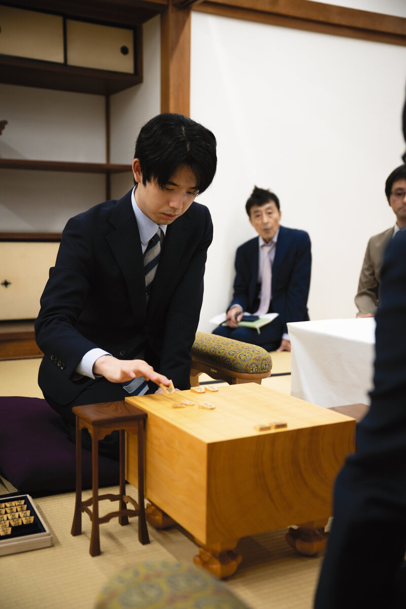 棋聖戦第3局の前日検分を行う藤井聡太棋聖（日本将棋連盟提供）