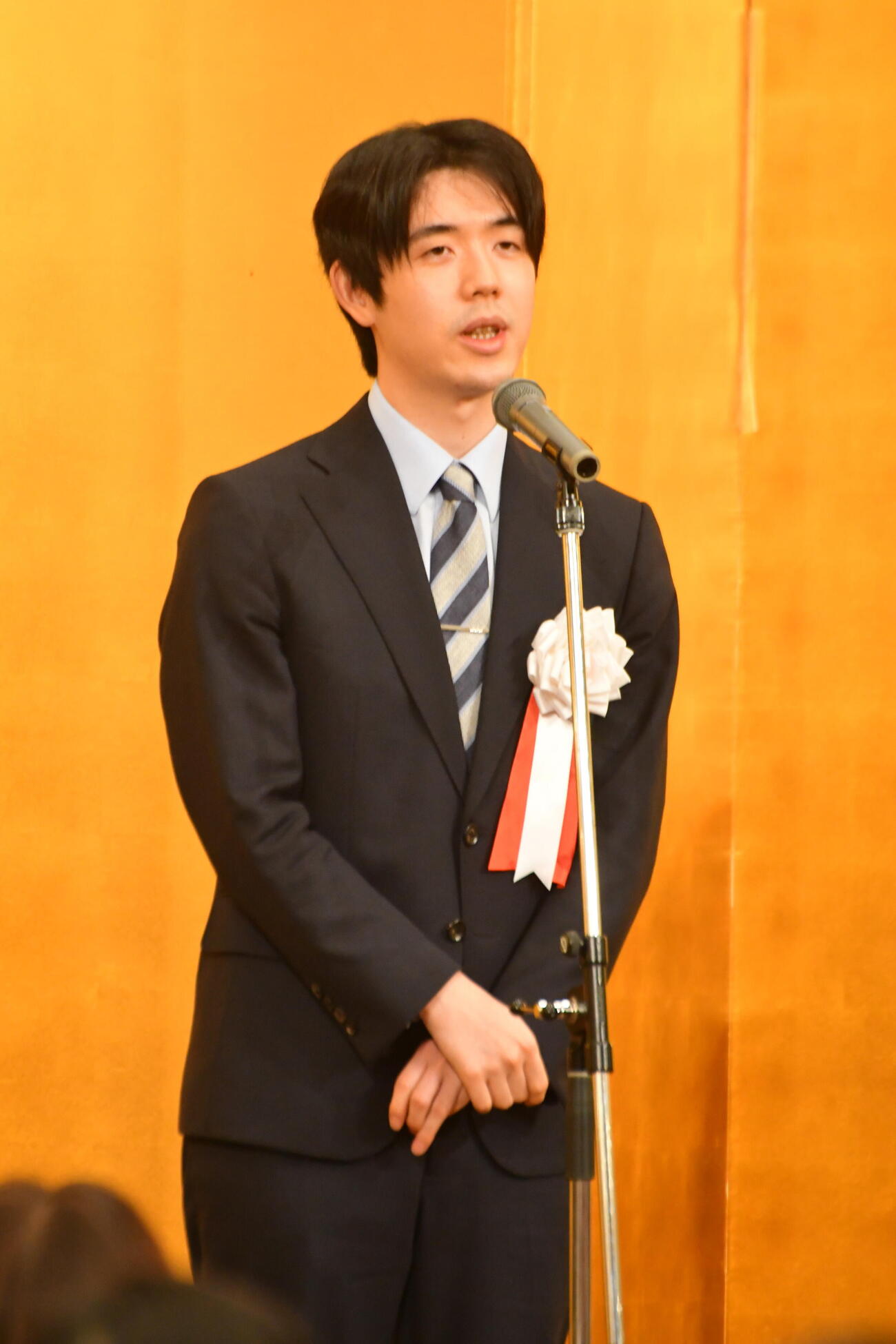 棋聖戦第3局の前夜祭で決意を表明する藤井聡太棋聖