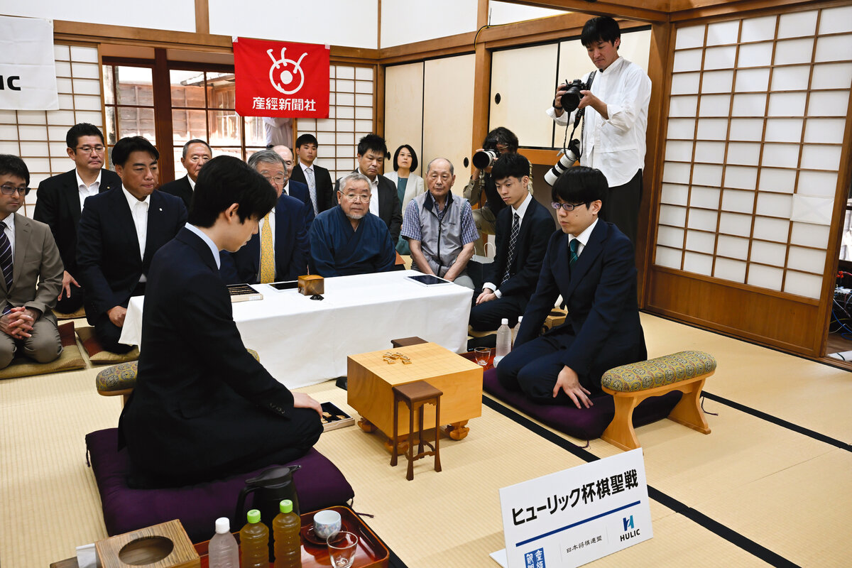 棋聖戦第3局の前日検分を行う藤井聡太棋聖（左）と服部慎一郎七段（右、日本将棋連盟提供）